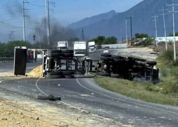 Salinas Victoria: Tráiler vuelca y se incendia en la Carretera a Colombia