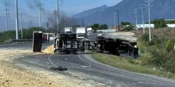 Salinas Victoria: Tráiler vuelca y se incendia en la Carretera a Colombia