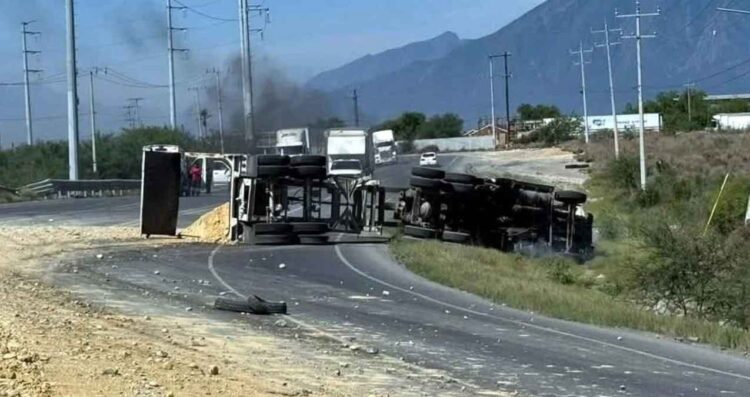 Salinas Victoria: Tráiler vuelca y se incendia en la Carretera a Colombia