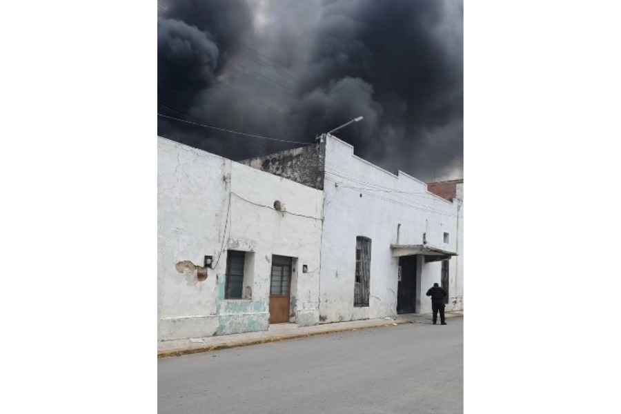 Se incendia bodega cerca de la Presidencia Municipal de Ciudad Victoria, Tamaulipas