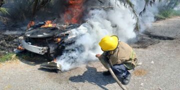 Se incendian pastizal y auto abandonado en Ciudad Victoria, Tamaulipas