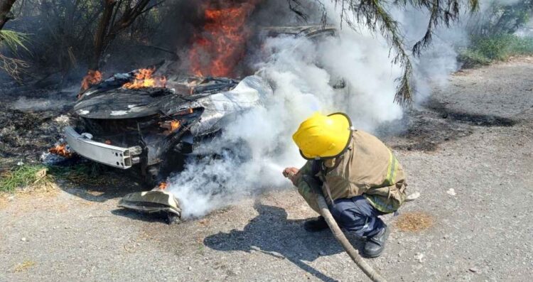 Se incendian pastizal y auto abandonado en Ciudad Victoria, Tamaulipas