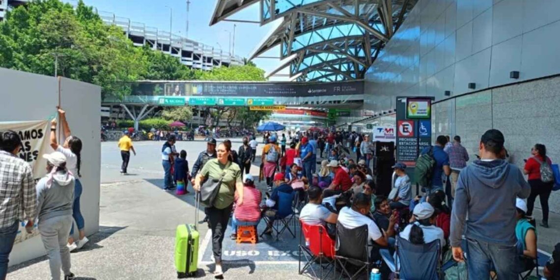 Se manifiestan integrantes de la CNTE frente a las instalaciones del Aeropuerto Internacional de la CDMX