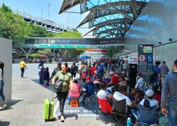 Se manifiestan integrantes de la CNTE frente a las instalaciones del Aeropuerto Internacional de la CDMX