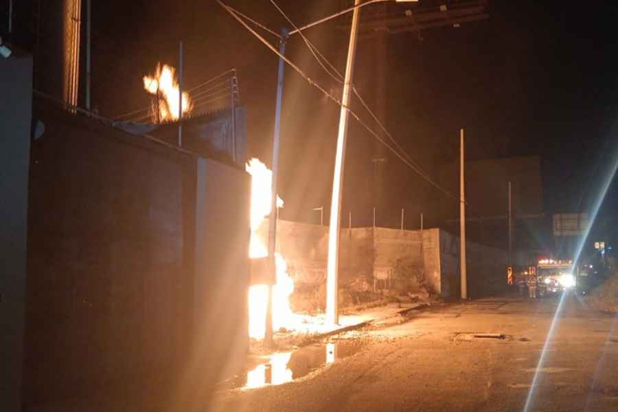 Se registra incendio en un ducto de combustible en Guadalupe, Nuevo León