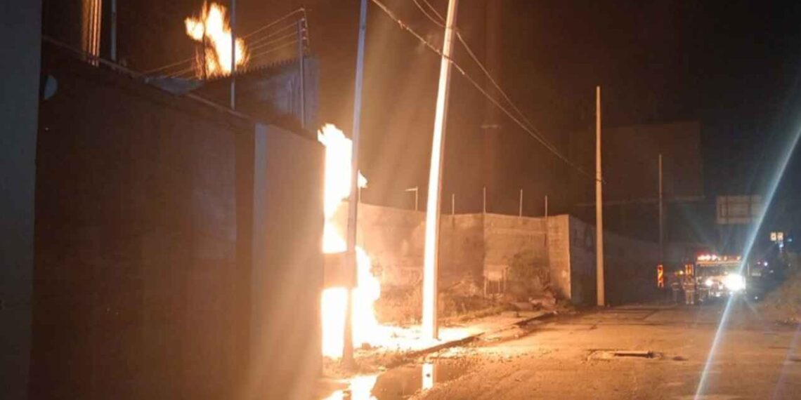 Se registra incendio en un ducto de combustible en Guadalupe, Nuevo León