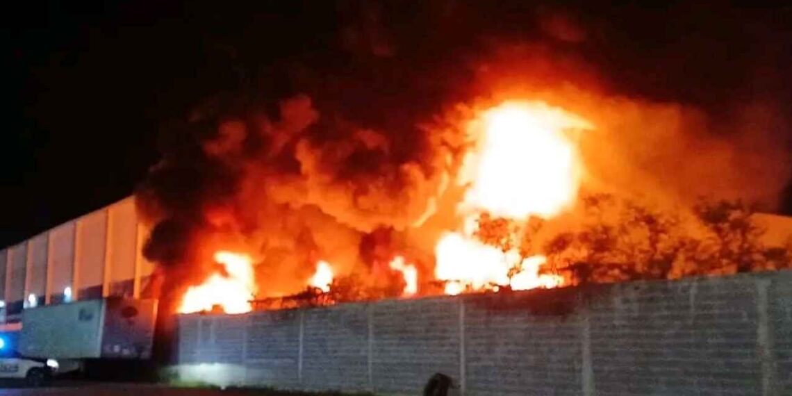 Se registra un incendio en una empresa de Salinas Victoria, Nuevo León