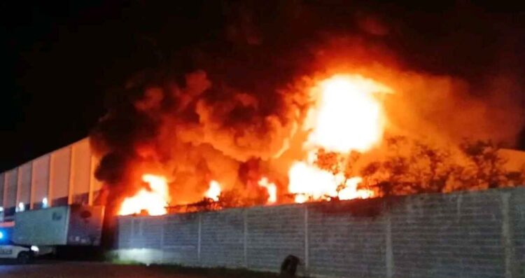 Se registra un incendio en una empresa de Salinas Victoria, Nuevo León