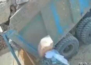 Se viraliza video de trabajador golpeado por piedra en la cabeza mientras descargaba camión