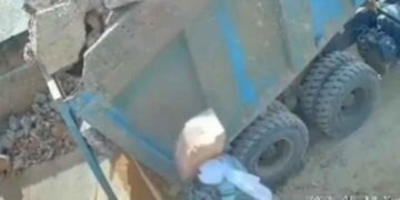 Se viraliza video de trabajador golpeado por piedra en la cabeza mientras descargaba camión