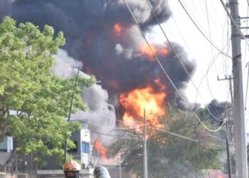 Suman tres víctimas mortales tras explosión en fábrica de aerosoles; siguen labores de búsqueda