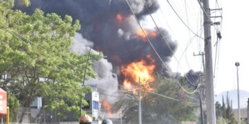 Suman tres víctimas mortales tras explosión en fábrica de aerosoles; siguen labores de búsqueda