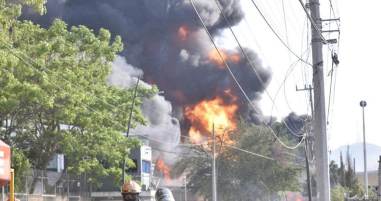 Suman tres víctimas mortales tras explosión en fábrica de aerosoles; siguen labores de búsqueda