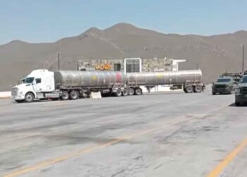Tanque cargado con gasolina sufre fuga y moviliza a las autoridades en la Autopista a Saltillo