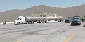 Tanque cargado con gasolina sufre fuga y moviliza a las autoridades en la Autopista a Saltillo
