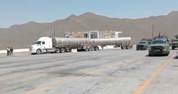 Tanque cargado con gasolina sufre fuga y moviliza a las autoridades en la Autopista a Saltillo