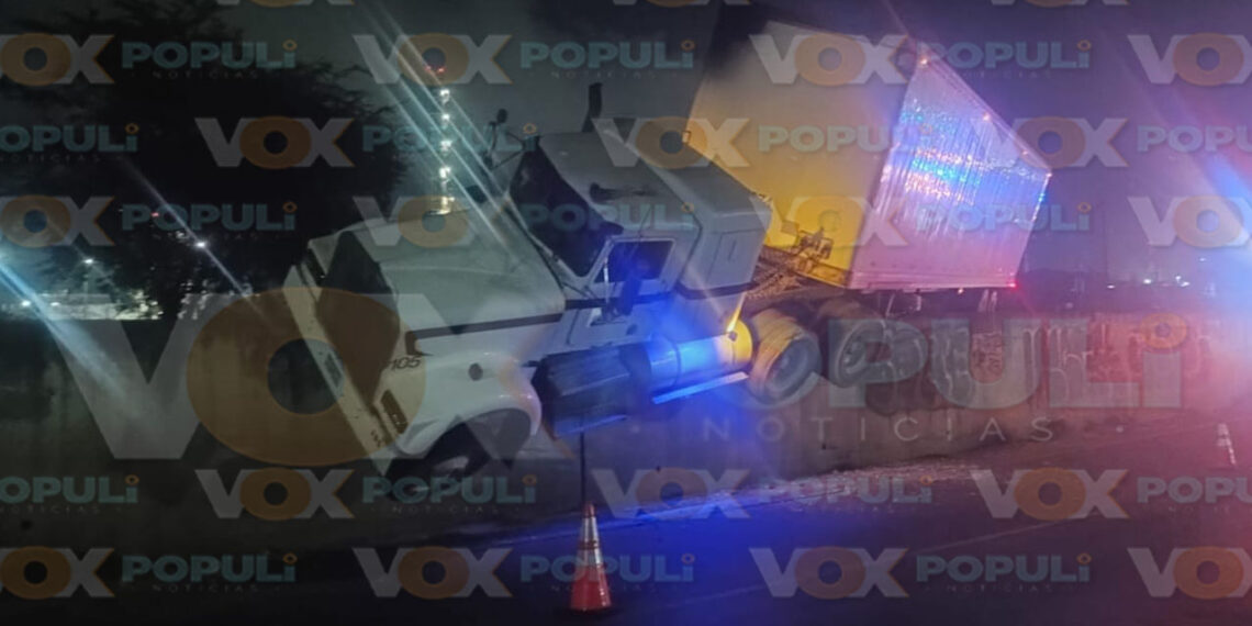 Tráiler casi cae del puente en Altamira, Tamaulipas; operador sale ileso