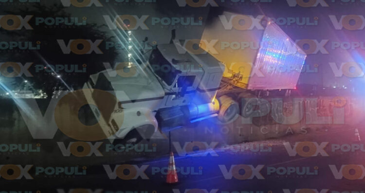 Tráiler casi cae del puente en Altamira, Tamaulipas; operador sale ileso