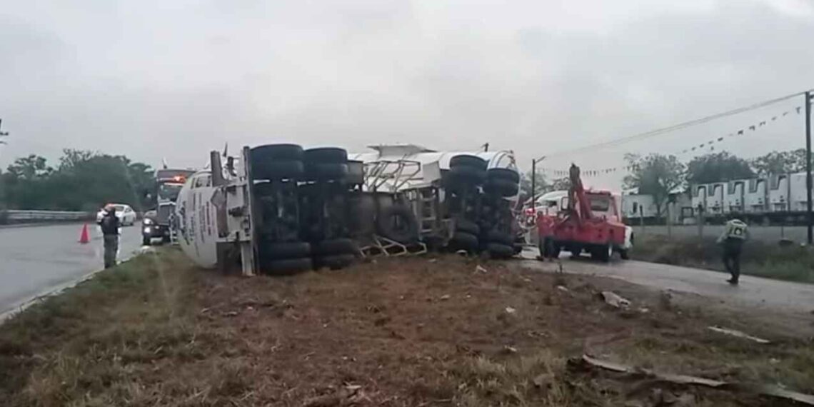 Vuelca tractocamión con doble semirremolque en la Carretera Nacional de Montemorelos, NL