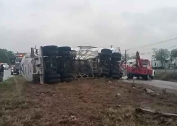 Vuelca tractocamión con doble semirremolque en la Carretera Nacional de Montemorelos, NL