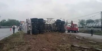 Vuelca tractocamión con doble semirremolque en la Carretera Nacional de Montemorelos, NL