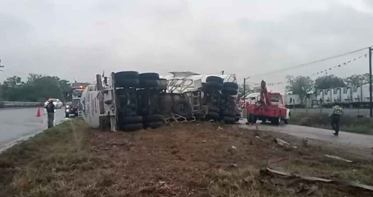 Vuelca tractocamión con doble semirremolque en la Carretera Nacional de Montemorelos, NL