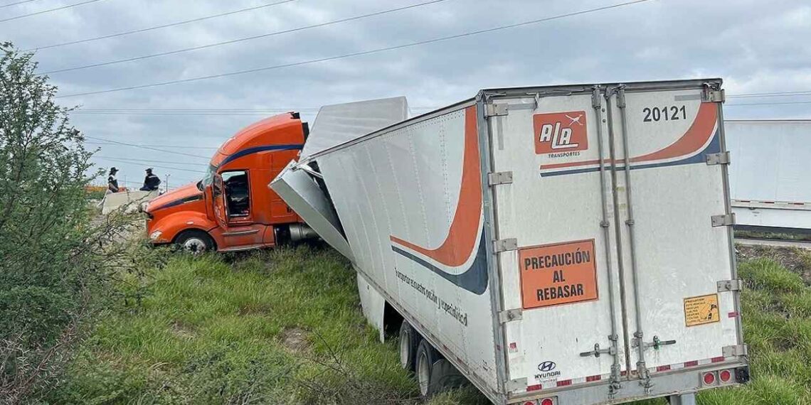 tráiler entronque Nuevo Laredo