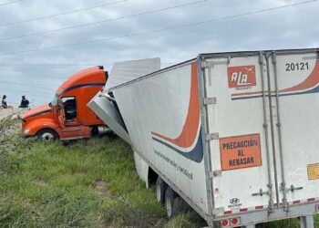 tráiler entronque Nuevo Laredo