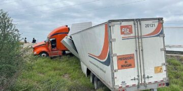 tráiler entronque Nuevo Laredo
