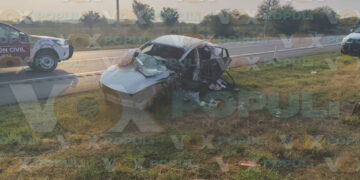 Trailer invade carril y deja prensado a conductor en la carretera Victoria-Zaragoza en Tamaulipas