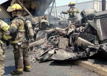 Tráiler se incendia en el Anillo Periférico de Apodaca, Nuevo León