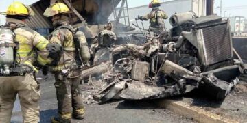 Tráiler se incendia en el Anillo Periférico de Apodaca, Nuevo León