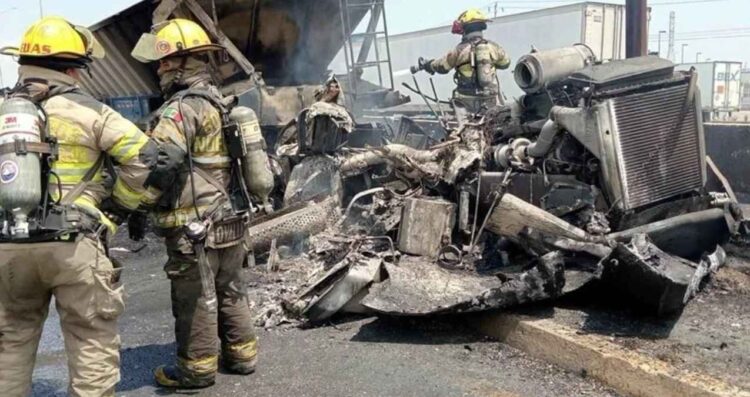 Tráiler se incendia en el Anillo Periférico de Apodaca, Nuevo León