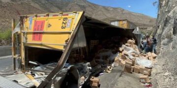 Tráiler vuelca Galeana-Saltillo