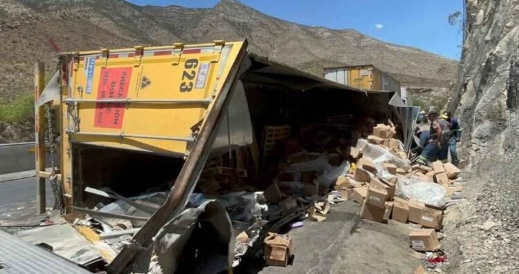 Tráiler vuelca Galeana-Saltillo