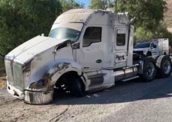 Tráiler vuelca Saltillo- Matehuala