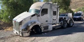 Tráiler vuelca Saltillo- Matehuala