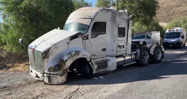 Tráiler vuelca Saltillo- Matehuala