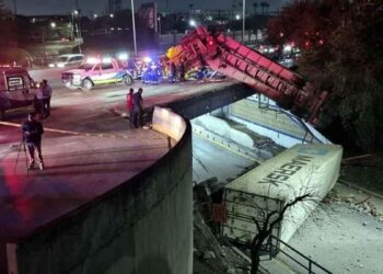 Trailero pierde el control de su unidad y cae en paso a desnivel en San Nicolás, Nuevo León