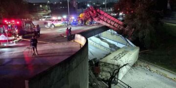 Trailero pierde el control de su unidad y cae en paso a desnivel en San Nicolás, Nuevo León