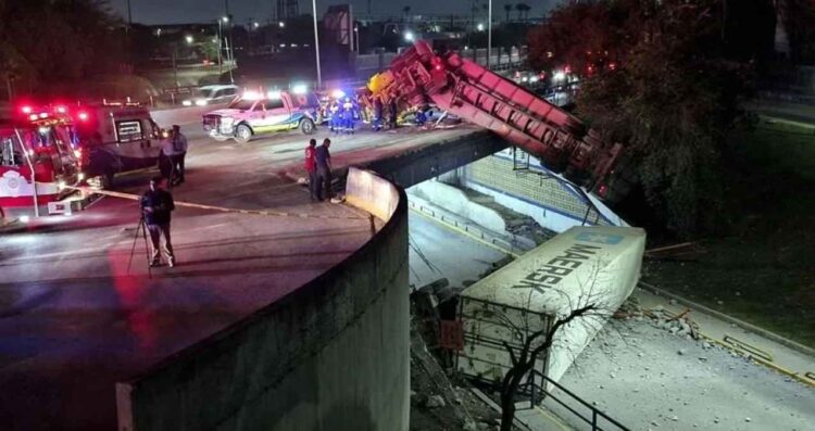 Trailero pierde el control de su unidad y cae en paso a desnivel en San Nicolás, Nuevo León