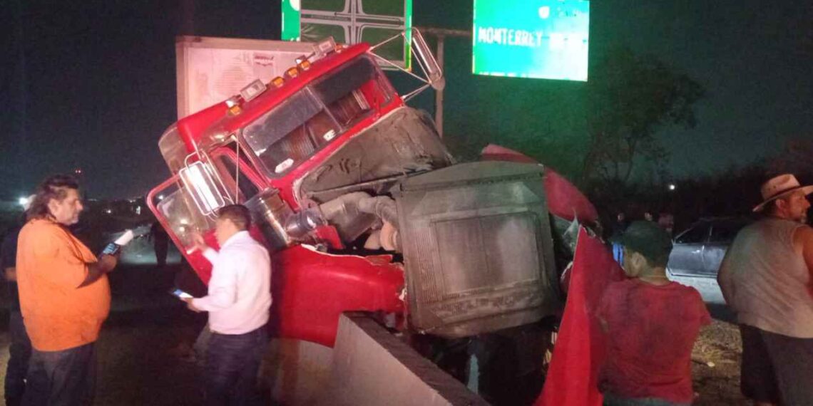 Trailero pierde el control y choca contra un muro de contención en Apodaca, Nuevo León