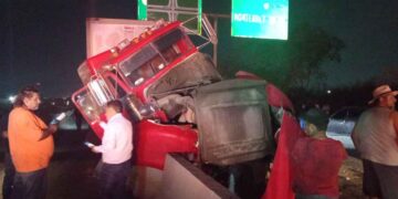 Trailero pierde el control y choca contra un muro de contención en Apodaca, Nuevo León