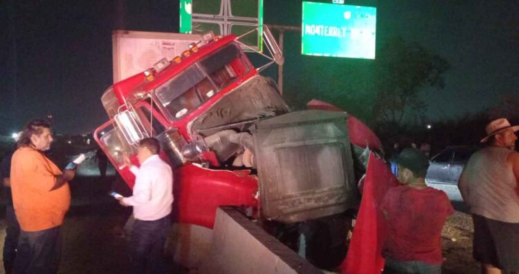 Trailero pierde el control y choca contra un muro de contención en Apodaca, Nuevo León