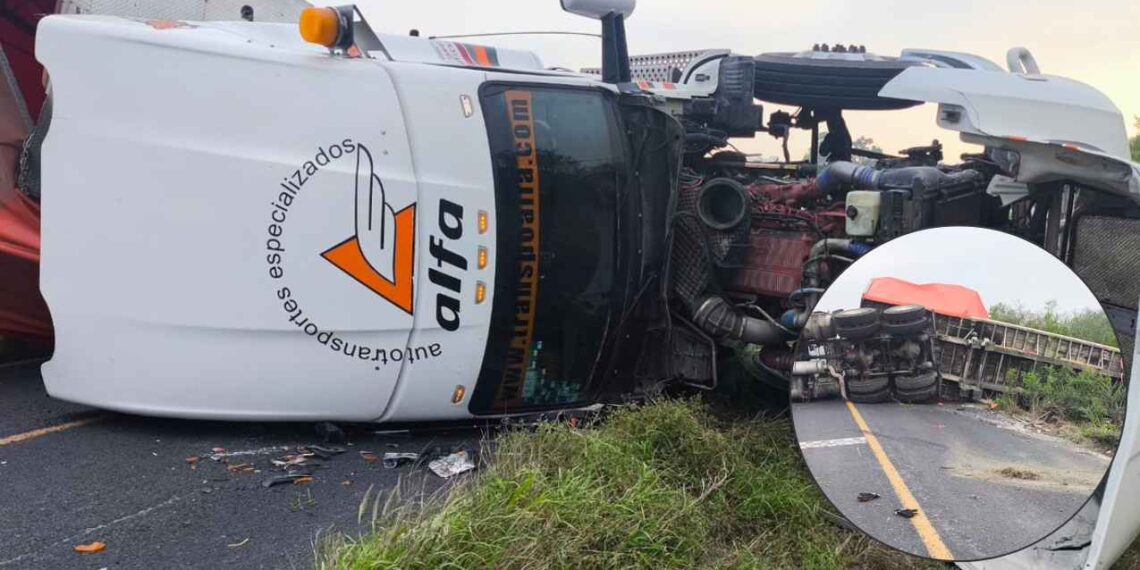 Trailero queda lesionado tras volcar con su unidad en la carretera Linares-Galeana
