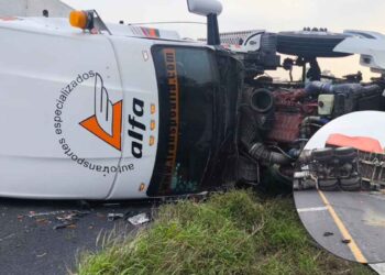 Trailero queda lesionado tras volcar con su unidad en la carretera Linares-Galeana