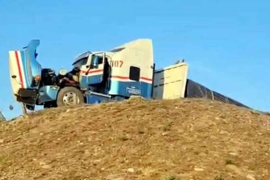 Trailero utiliza rampa de frenado en la Carretera Saltillo-Monterrey para evitar accidentarse