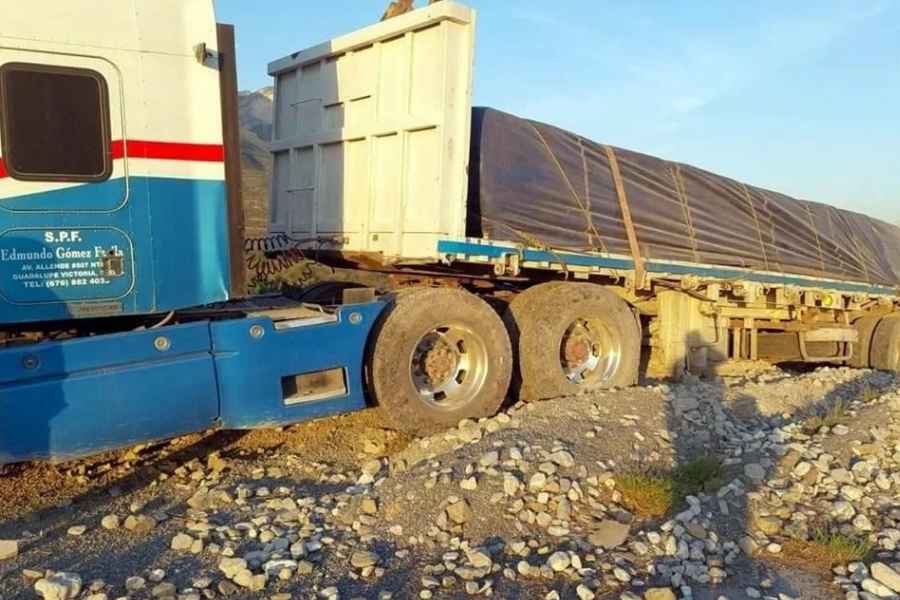 Trailero utiliza rampa de frenado en la Carretera Saltillo-Monterrey para evitar accidentarse