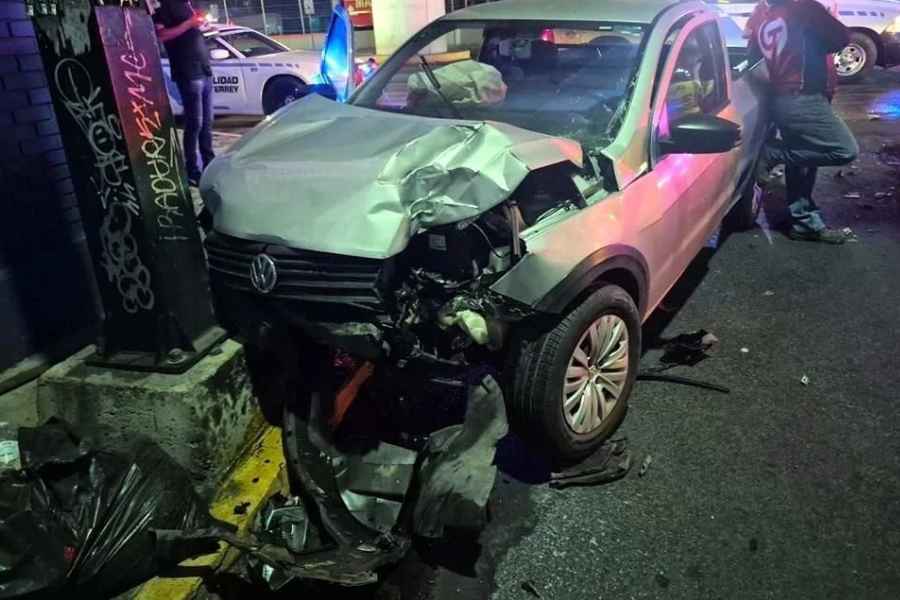 Transporte urbano se impacta contra un negocio de pollos tras colisionar con una camioneta en Monterrey; hay 1 lesionado