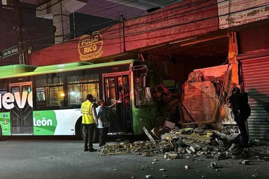 Transporte urbano se impacta contra un negocio de pollos tras colisionar con una camioneta en Monterrey; hay 1 lesionado